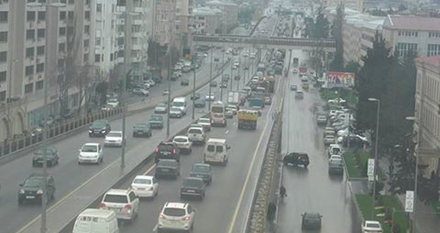 В Баку произошла авария: Образовался затор В Баку произошла авария: Образовался затор