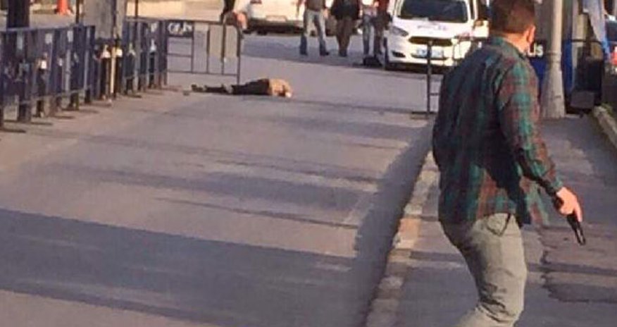 İstanbulda polis idarəsinə silahlı hücum: ölən və yaralanan var İstanbulda polis idarəsinə silahlı hücum: ölən və yaralanan var