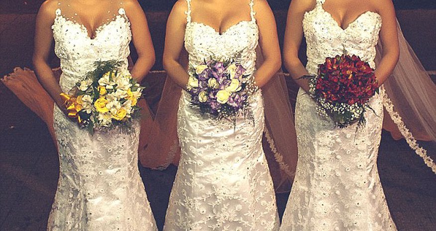 Identical triplets married on the same day at the same time Identical triplets married on the same day at the same time