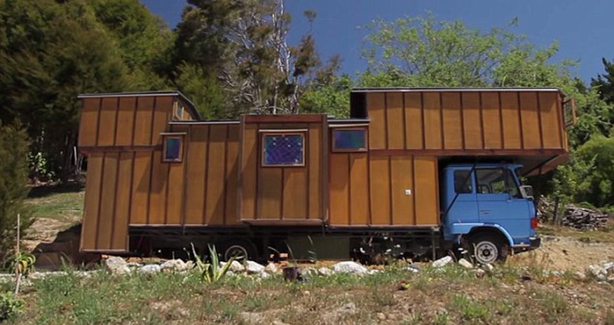 Couple converts 30-year-old flatbed truck into two bedroom solar Couple converts 30-year-old flatbed truck into two bedroom solar
