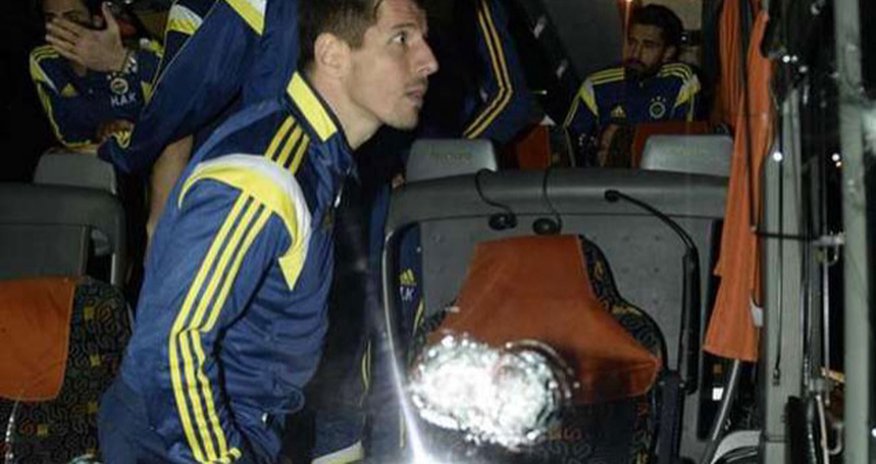 “Fenerbahçe” komandasının avtobusuna silahlı hücum “Fenerbahçe” komandasının avtobusuna silahlı hücum