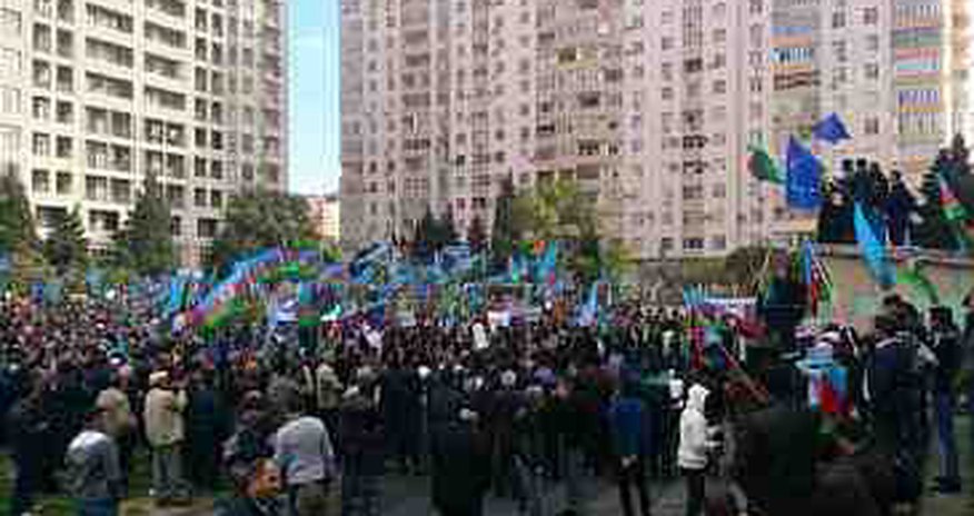 В Баку проходит митинг Национального совета В Баку проходит митинг Национального совета