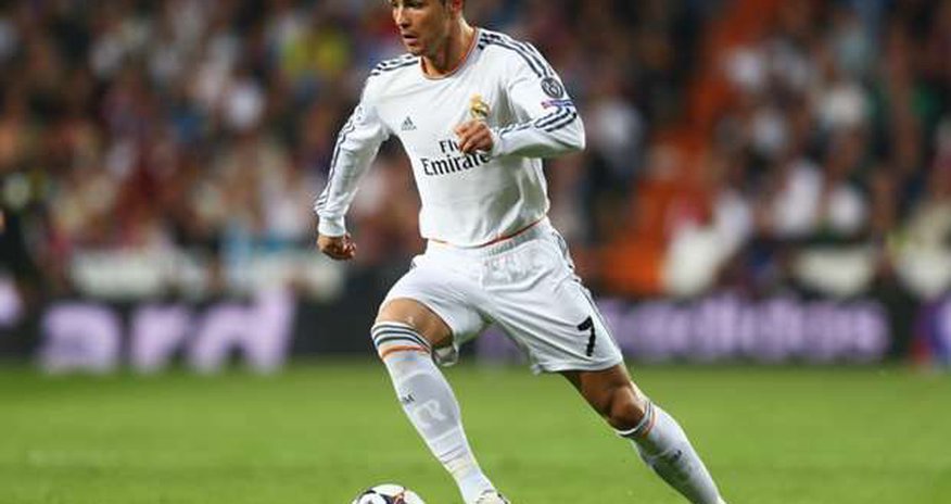 Ronaldo yubiley qolunu vurdu Ronaldo yubiley qolunu vurdu
