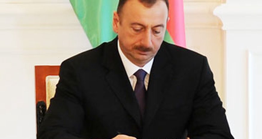 İlham Əliyev inşaat işçilərini “Tərəqqi” medalı ilə təltif etdi İlham Əliyev inşaat işçilərini “Tərəqqi” medalı ilə təltif etdi
