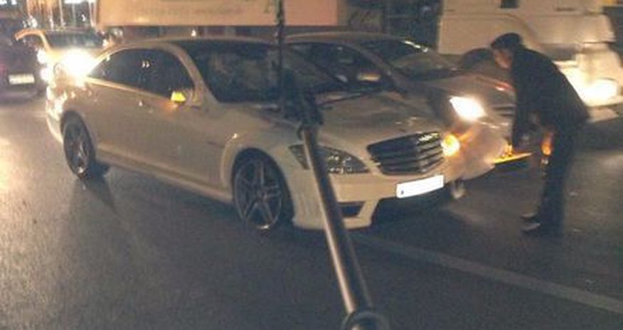 В Баку ветер обрушил столб на автомобиль В Баку ветер обрушил столб на автомобиль