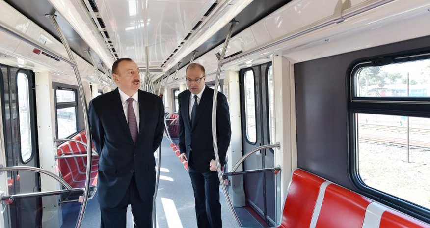 İlham Əliyev yeni metro qatarları ilə tanış oldu - Video+Fotolar İlham Əliyev yeni metro qatarları ilə tanış oldu - Video+Fotolar