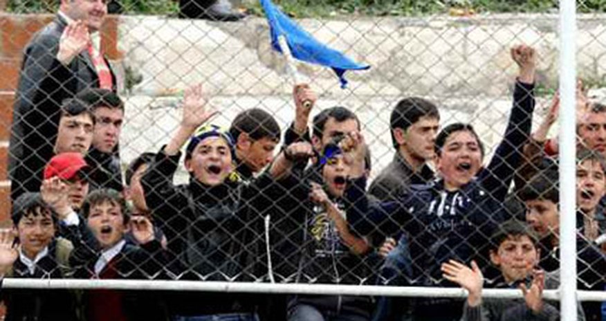 Gəncədə qalmaqal: azarkeşlər hakimi döydülər Gəncədə qalmaqal: azarkeşlər hakimi döydülər