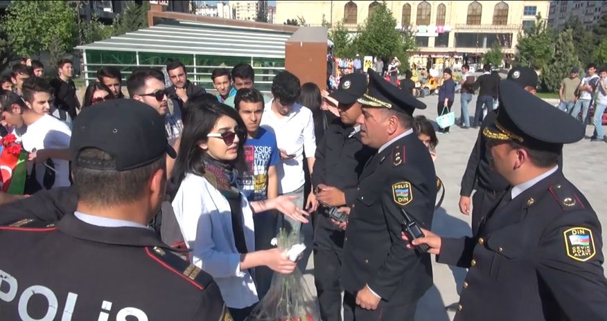 No Comment: "Полиция помешала акции у сгоревшего дома" No Comment: "Полиция помешала акции у сгоревшего дома"