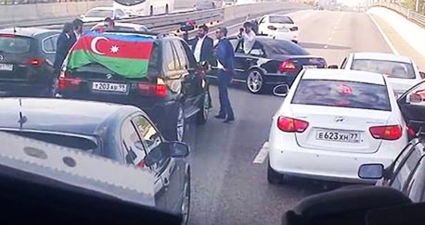 Азербайджанцы заблокировали шоссе в Москве Азербайджанцы заблокировали шоссе в Москве
