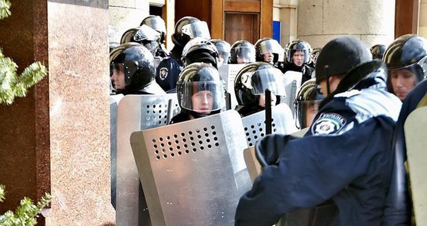 Ukraynada Rusiya baş konsulluğuna hücum etdilər Ukraynada Rusiya baş konsulluğuna hücum etdilər
