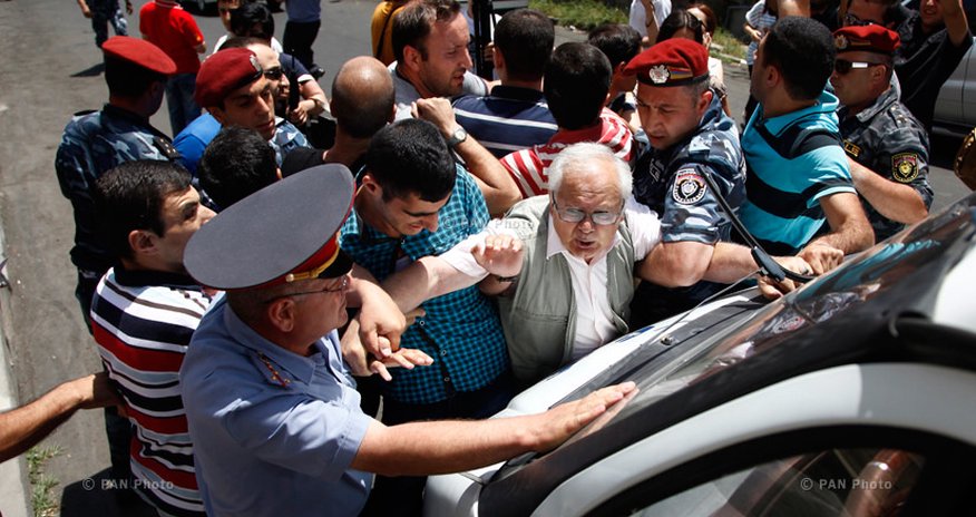 Armenian police disperse protest against electricity tariff rise Armenian police disperse protest against electricity tariff rise
