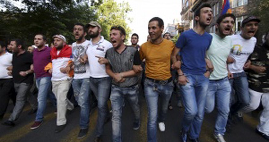 Armenians resume energy price protests, defying police Armenians resume energy price protests, defying police