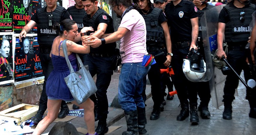 Gay Pride march in Istanbul turns violent Gay Pride march in Istanbul turns violent