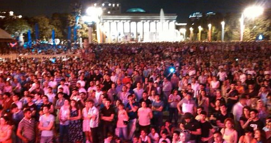 Тысячи людей собрались в центре города Тысячи людей собрались в центре города