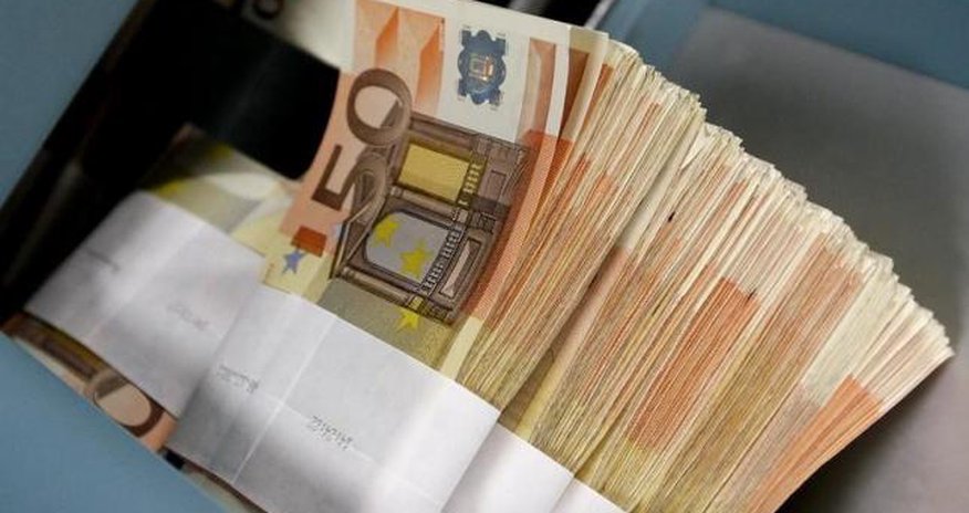 Euro drops on Greek worries while rallying against dollar Euro drops on Greek worries while rallying against dollar