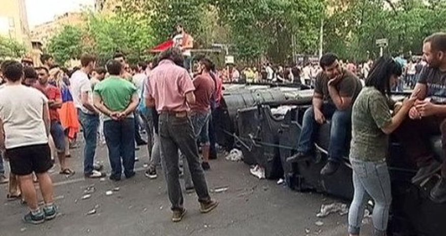 Митингующие начали уборку Митингующие начали уборку