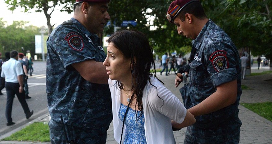 Yerevanda aksiyaçılar Avropa İttifaqının bayrağını cırıblar Yerevanda aksiyaçılar Avropa İttifaqının bayrağını cırıblar