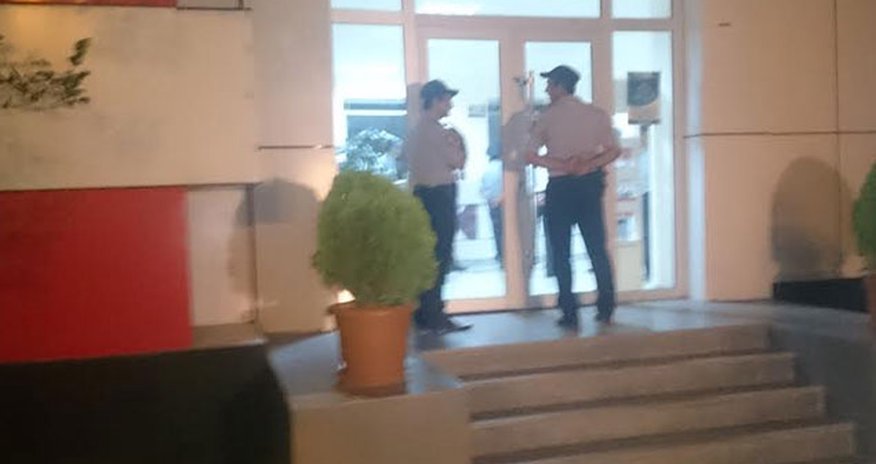 "Kapital Bank"a silahlı basqın olub, mühafizəçi yaralanıb - Fotolar "Kapital Bank"a silahlı basqın olub, mühafizəçi yaralanıb - Fotolar