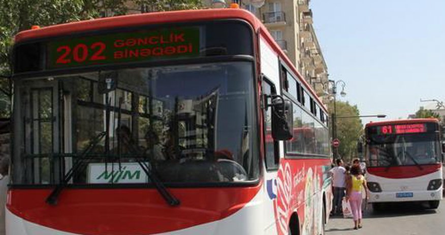 В Баку автобус врезался в остановку. Есть жертвы В Баку автобус врезался в остановку. Есть жертвы