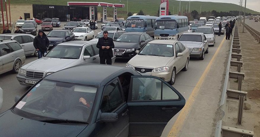 Hazırda Bakı yollarında nisbi sıxlıq var Hazırda Bakı yollarında nisbi sıxlıq var