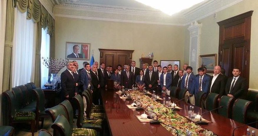 Ровнаг Абдуллаев поздравил «Нефтчи» Ровнаг Абдуллаев поздравил «Нефтчи»