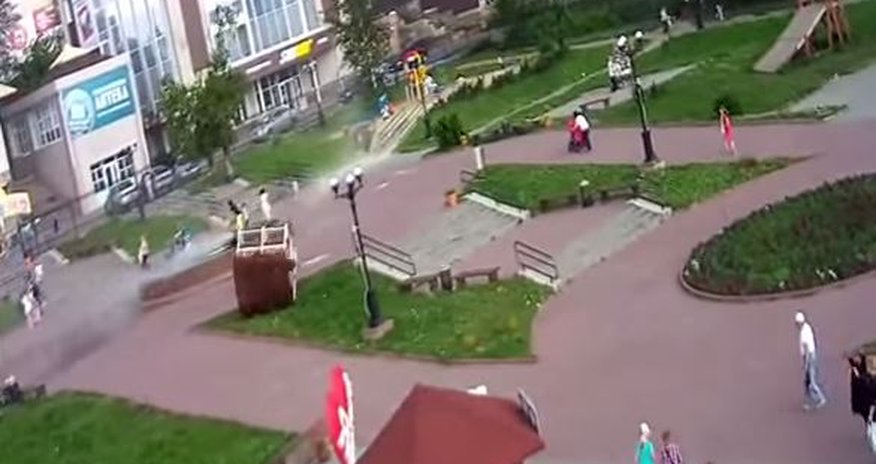 Ветер сдул беседку с человеком Ветер сдул беседку с человеком