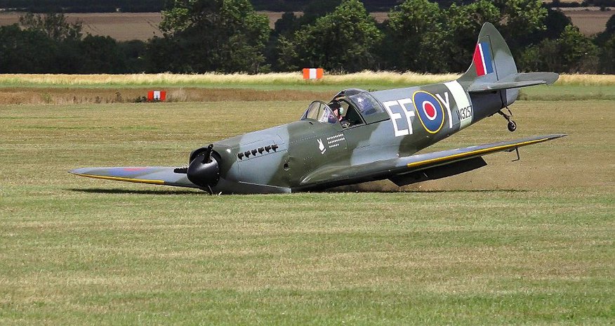 Incredible moment a pilot landed his Spitfire without any WHEELS Incredible moment a pilot landed his Spitfire without any WHEELS