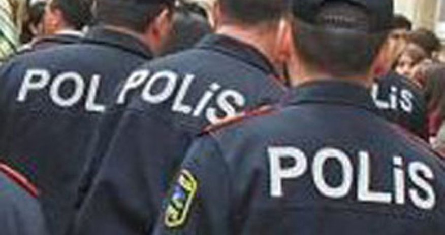 В Баку избили двух полицейских В Баку избили двух полицейских