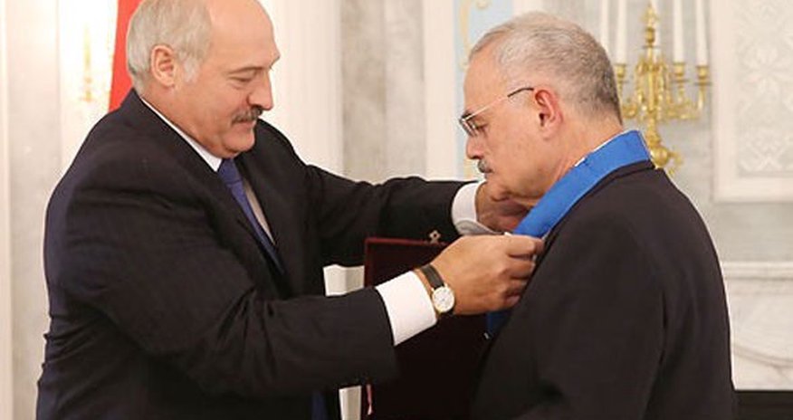 Лукашенко вручил орден Артуру Раси-заде Лукашенко вручил орден Артуру Раси-заде