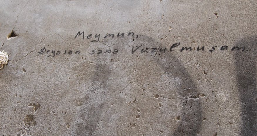 Müasir daş "kitabələr" - FOTOLAR Müasir daş "kitabələr" - FOTOLAR