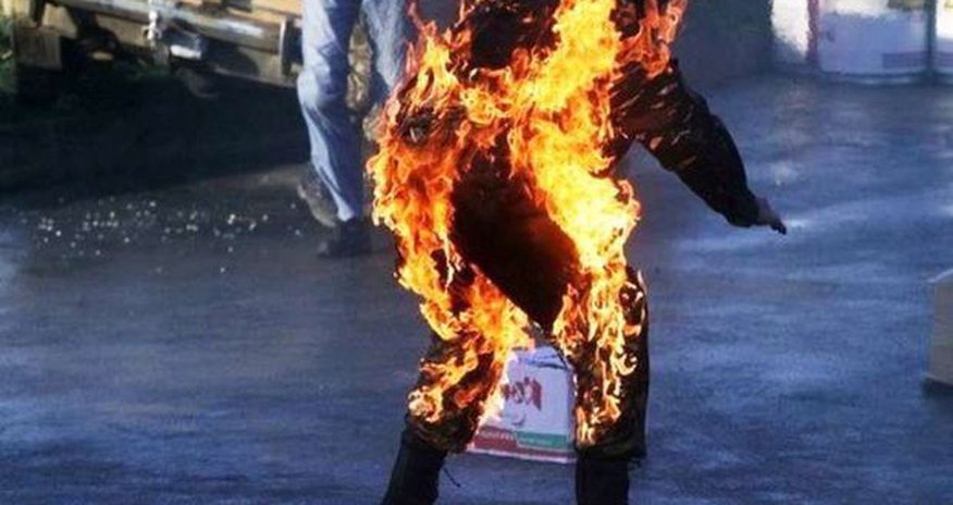 Bakının məşhur bankında vətəndaş polisi yandırdı Bakının məşhur bankında vətəndaş polisi yandırdı