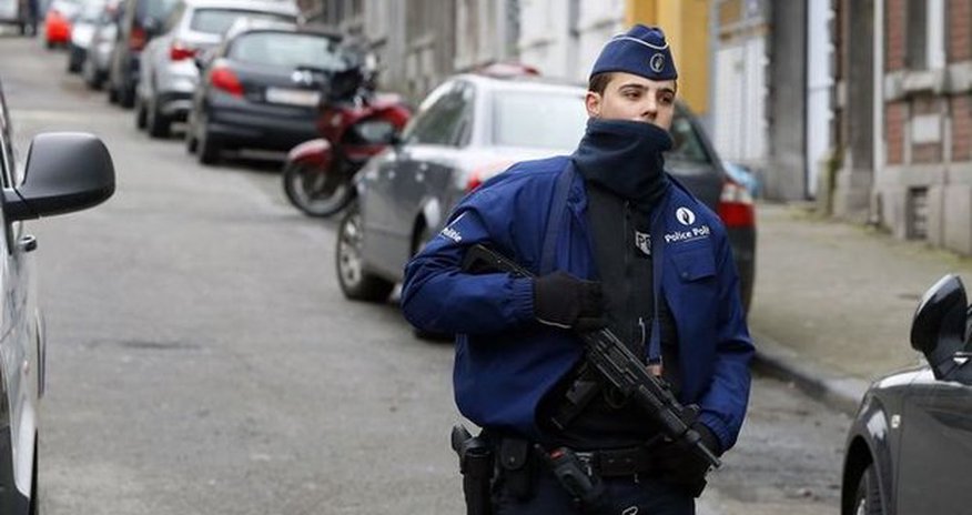 İntihar etmək istəyən adamı polis öldürdü İntihar etmək istəyən adamı polis öldürdü