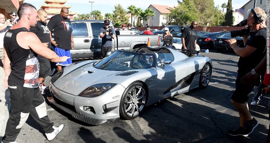 Floyd Mayweather pulls up to work in $4.8 million hypercar Floyd Mayweather pulls up to work in $4.8 million hypercar