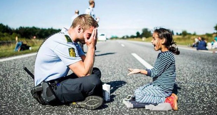 Suriyalı qızla davranışı bu polisi məşhur etdi - FOTOLAR Suriyalı qızla davranışı bu polisi məşhur etdi - FOTOLAR