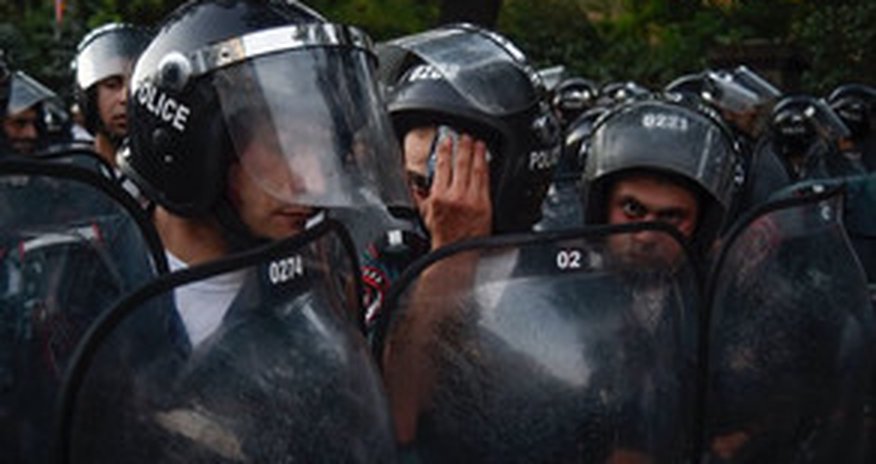 Полиция Еревана начала разгон митингующих Полиция Еревана начала разгон митингующих
