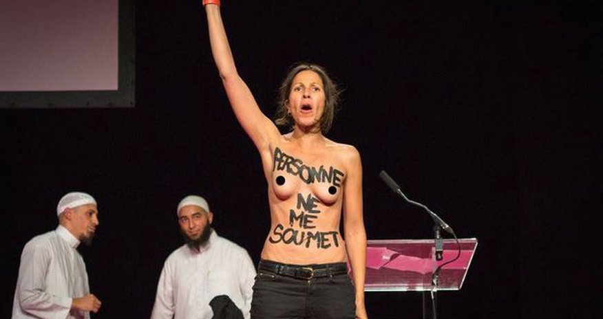FEMEN müsəlmanların konfransını dağıtdı FEMEN müsəlmanların konfransını dağıtdı