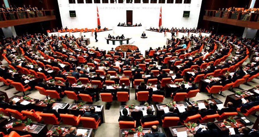 Türkiyədə iki partiya seçkiyə qatılmaqdan imtina etdi Türkiyədə iki partiya seçkiyə qatılmaqdan imtina etdi