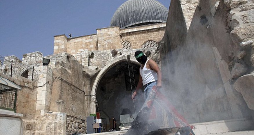 Masked Palestinians clash with Israeli police at Jerusalem mosque Masked Palestinians clash with Israeli police at Jerusalem mosque