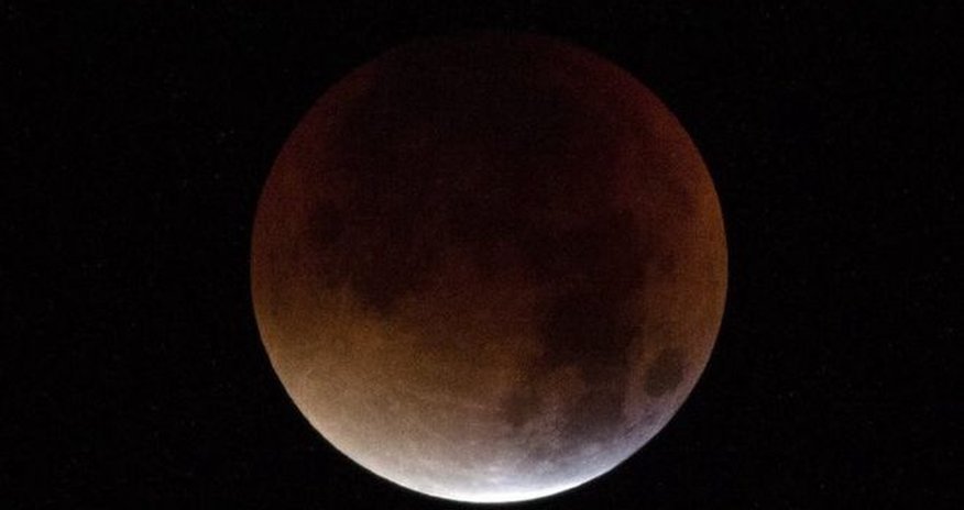 'Supermoon' coincides with lunar eclipse 'Supermoon' coincides with lunar eclipse