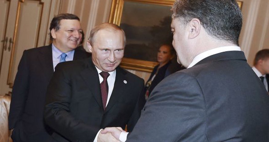 Путин и Порошенко пожали друг другу руки Путин и Порошенко пожали друг другу руки