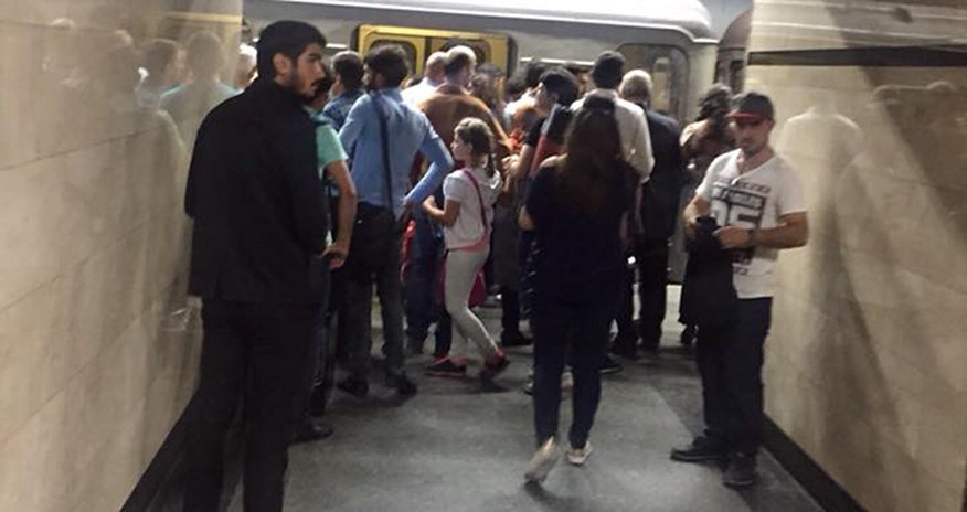 Bakı metrosunda qatar dayandı - Sərnişinlər təxliyyə olundu Bakı metrosunda qatar dayandı - Sərnişinlər təxliyyə olundu