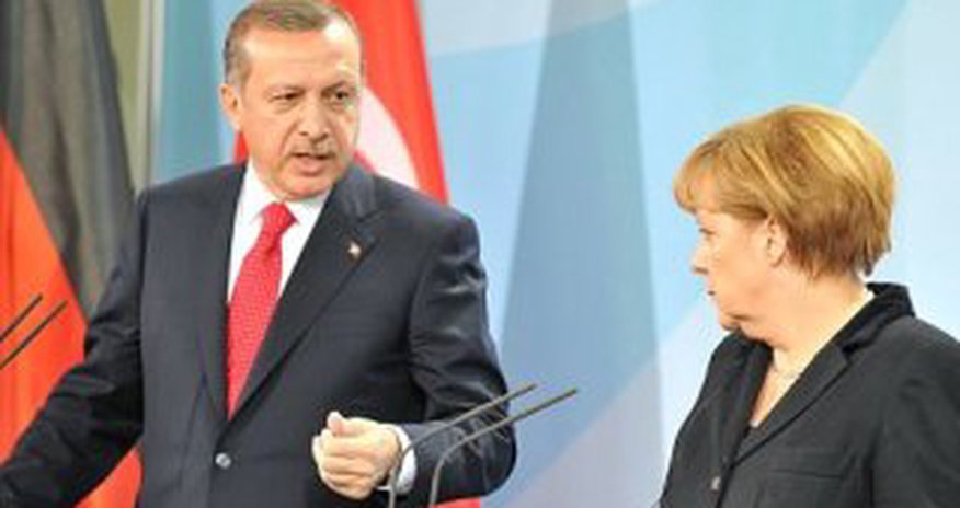 Merkel Ərdoğandan yardım istədi: "Qaçqınları dayandırın!" Merkel Ərdoğandan yardım istədi: "Qaçqınları dayandırın!"