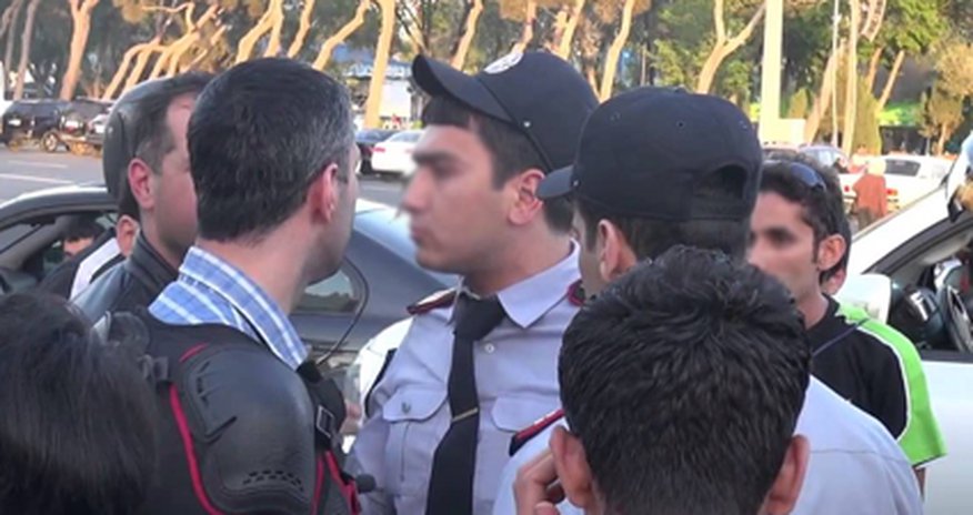 Sərxoş sürücü onu saxlayan polislərə xəsarət yetirdi Sərxoş sürücü onu saxlayan polislərə xəsarət yetirdi