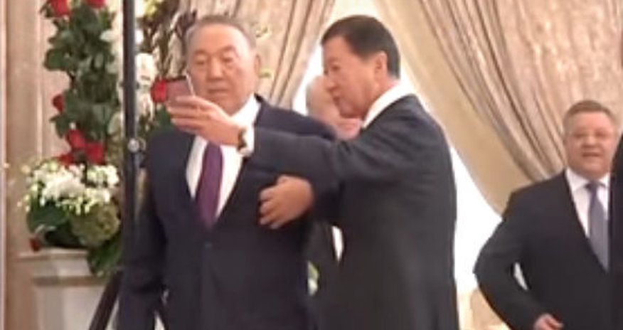 Nazarbayev milyarderi pərt etdi – VİDEO Nazarbayev milyarderi pərt etdi – VİDEO
