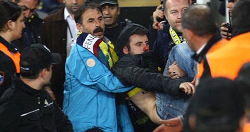 Türkiyə derbisindən sonra stadionda dava düşdü Türkiyə derbisindən sonra stadionda dava düşdü