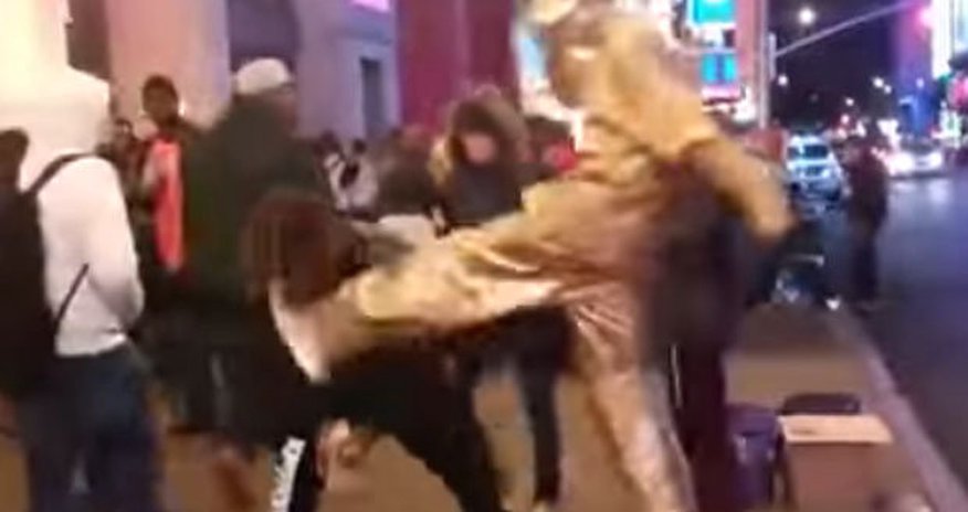Human statue flies into action after getting robbed Human statue flies into action after getting robbed