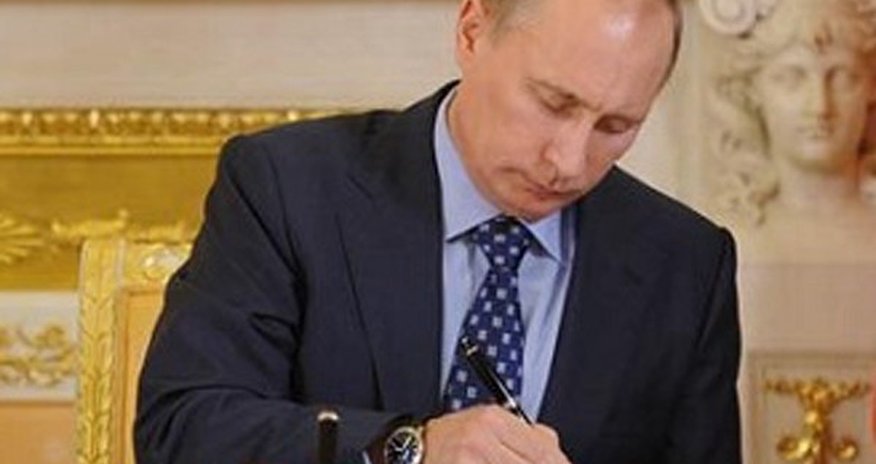 Putin Azərbaycanla bağlı qanunu təsdiqlədi Putin Azərbaycanla bağlı qanunu təsdiqlədi
