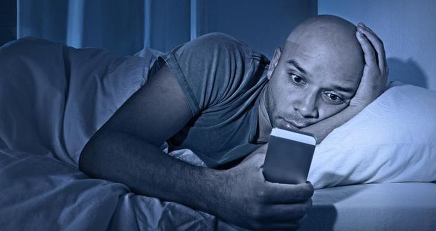 Yuxudan əvvəl telefon və planşetdən uzaq durun Yuxudan əvvəl telefon və planşetdən uzaq durun