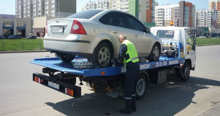 Эвакуатор увозит автомобили Эвакуатор увозит автомобили