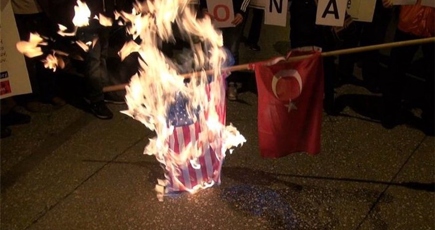 Türkiyə bayrağı yandırıldı Türkiyə bayrağı yandırıldı